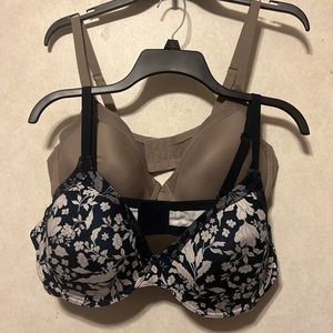 Ladies Anne Klein Bras Size 42D. Two pack.